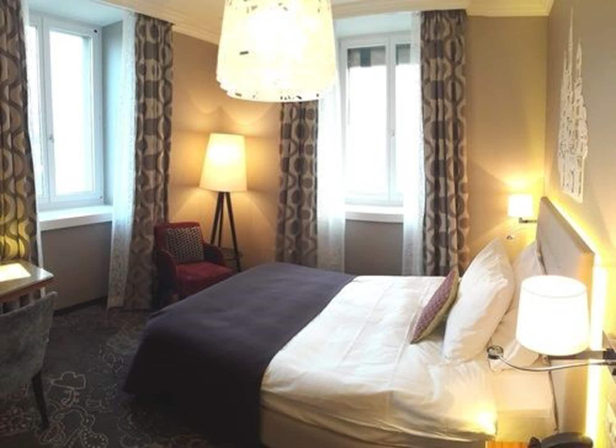 Hotel Schweizerhof Luzern Exteriör bild A room at the hotel