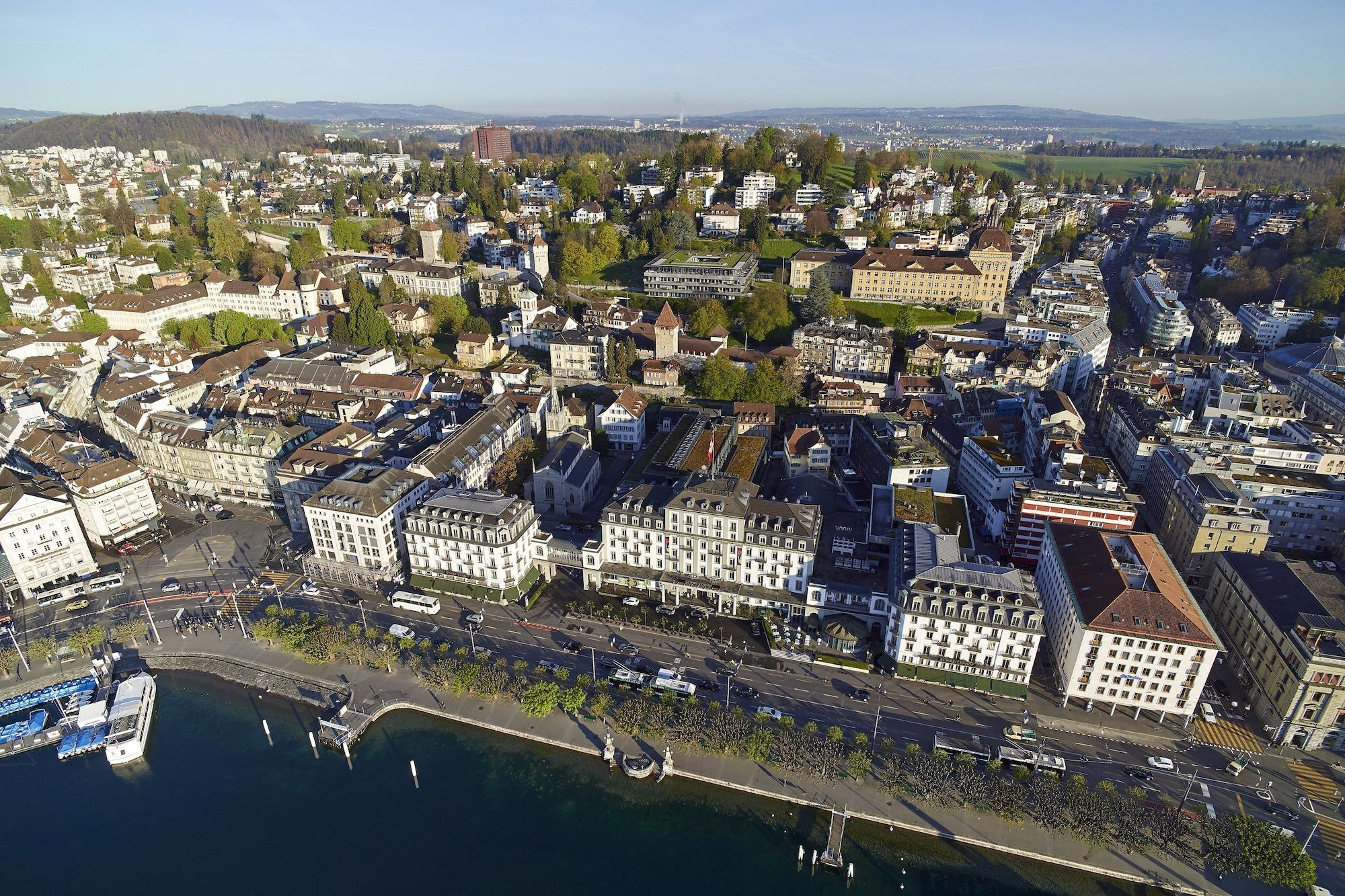 Hotel Schweizerhof Luzern Exteriör bild Aerial view of the town