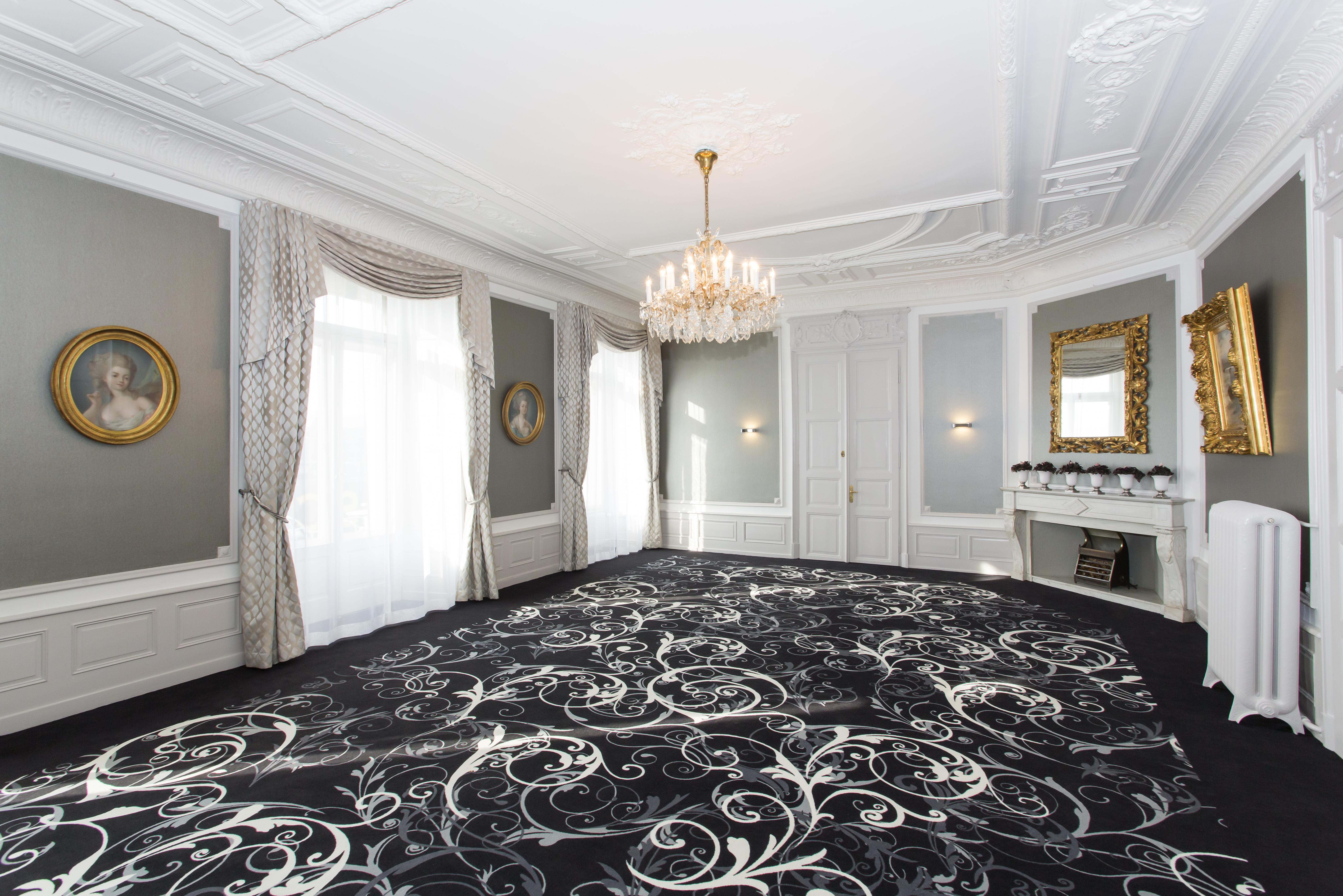 Hotel Schweizerhof Luzern Exteriör bild A carpet in a hotel