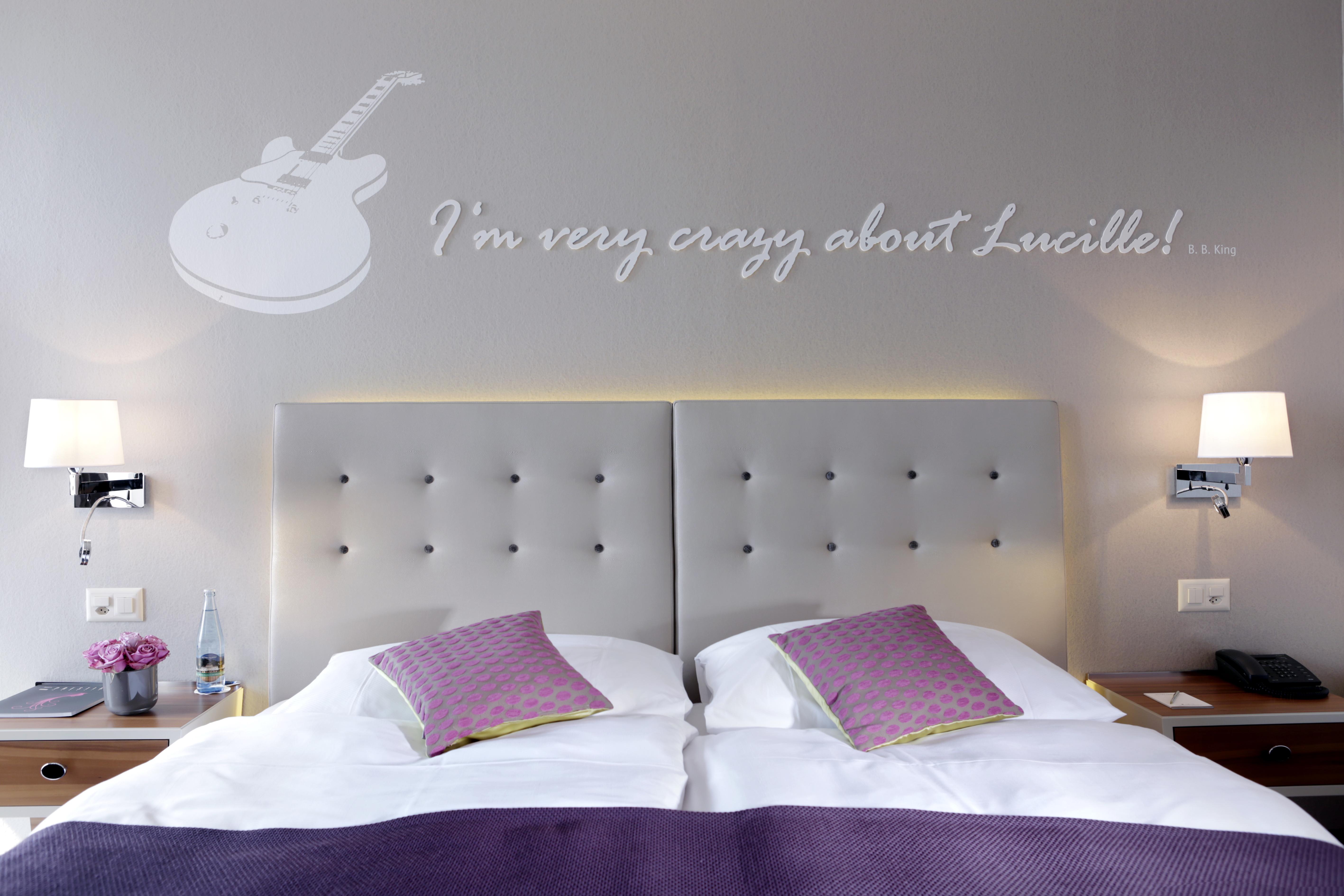 Hotel Schweizerhof Luzern Exteriör bild A wall sticker in a hotel room